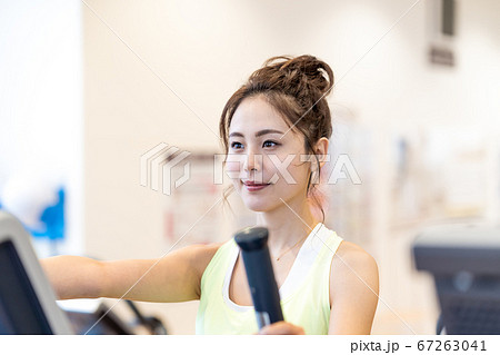 若い女性、スポーツジム 若い女性、スポーツジム 67263041