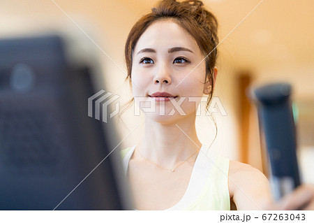 若い女性、スポーツジム 若い女性、スポーツジム 67263043