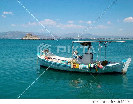 A small fishing boat in a body of water 67264118