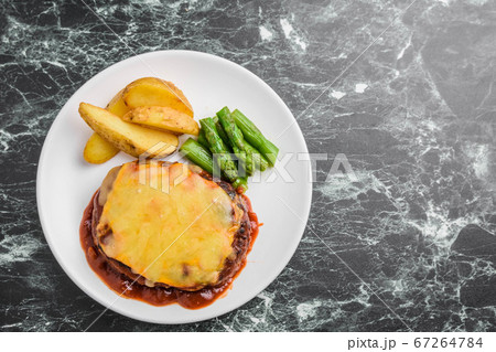 チーズハンバーグ 67264784