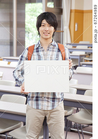 メッセージボードを持つ男子大学生 メッセージボードを持つ男子大学生 67264989