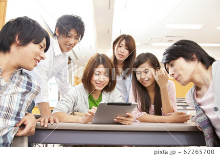 タブレットPCを見る大学生 67265700
