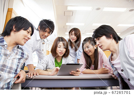 タブレットPCを見る大学生 67265701