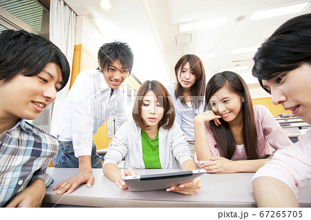 タブレットPCを見る大学生 67265705