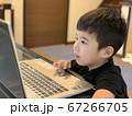 パソコンで楽しく勉強している小学一年生の男の子 67266705