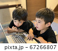 パソコンで二人楽しく勉強している男の子の兄弟 67266807
