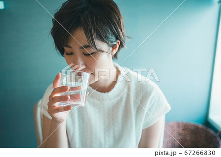 コップの水を飲むアラサー女子 コップの水を飲むアラサー女子 67266830