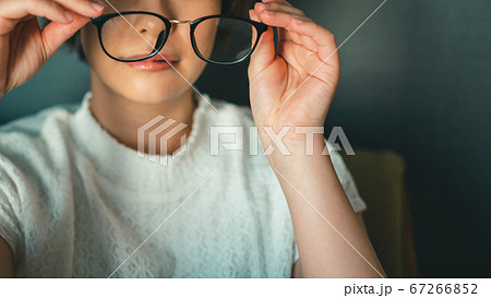 メガネに違和感を感じるメガネ女子 67266852