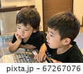パソコンで二人楽しく勉強している男の子の兄弟 67267076