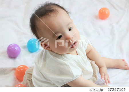 リビングで座る10ヶ月の赤ちゃんの写真素材