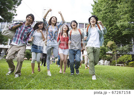 走る大学生 走る大学生 67267158