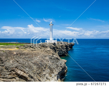 夏のさわやかな青空と沖縄の観光スポットの残波岬灯台と海と崖 03の写真素材