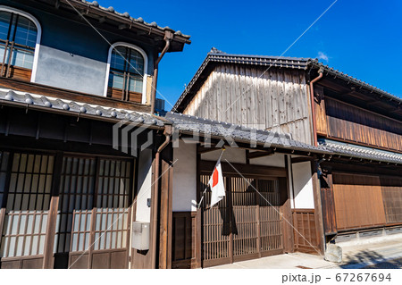 三重県亀山市　祝日の格子戸の美しい関宿の町家 67267694