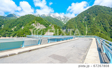 初夏の黒部ダム:えん堤の風景 初夏の黒部ダム:えん堤の風景 67267808