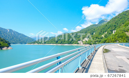 初夏の黒部ダム：えん堤の風景 67267841
