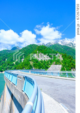 初夏の黒部ダム：えん堤の風景 67267850