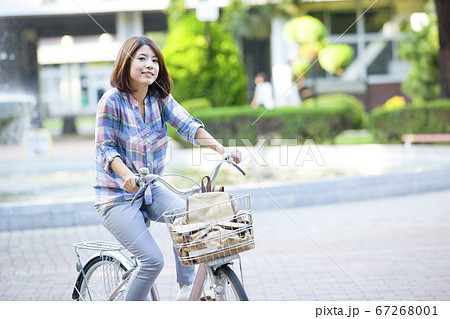 自転車に乗る女子大学生 67268001