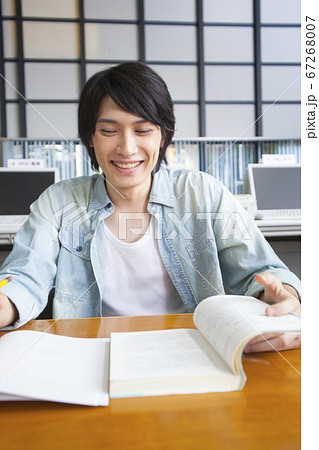 図書室で勉強する男子大学生 67268007