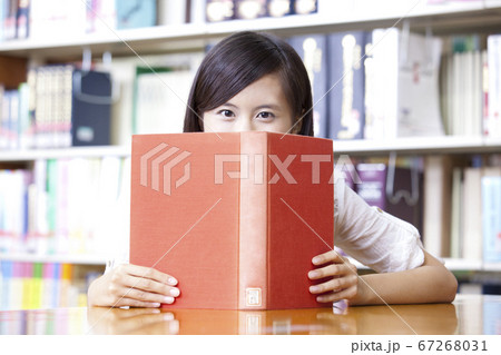 本を読む女子大学生 本を読む女子大学生 67268031