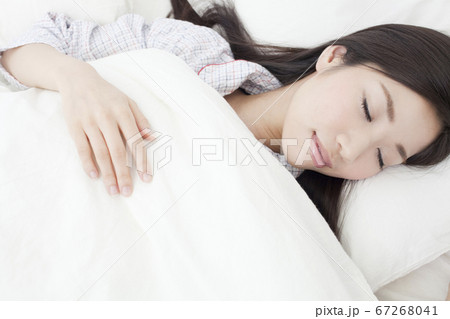 ベッドで眠る女性 ベッドで眠る女性 67268041