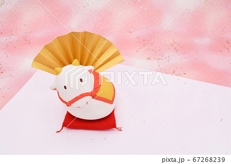 牛の土鈴の粘土人形　立体　ピンクの背景に金扇子 67268239