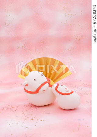 牛の土鈴の粘土人形 立体 ピンクの背景に金扇子 牛の土鈴の粘土人形 立体 ピンクの背景に金扇子 67268241