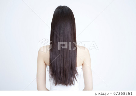 ロングヘアの女性の後姿 67268261