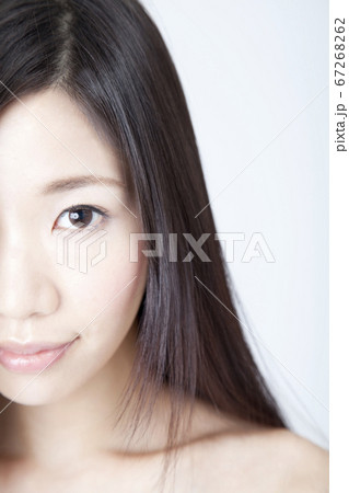 ロングヘアの女性 67268262