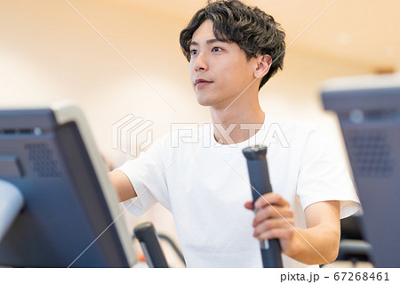 若い男性、スポーツジム 67268461