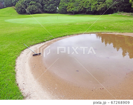 梅雨時雨上がりのバンカーは水溜り 67268909