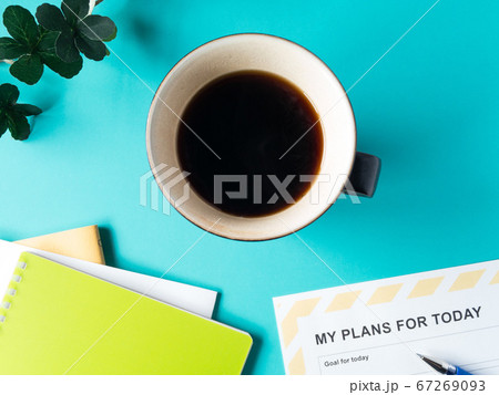 コーヒーを飲みながら一日の計画づくり コーヒーを飲みながら一日の計画づくり 67269093