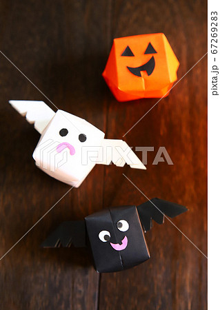 折り紙のかわいいハロウィンキャラクター コウモリとカボチャとゴーストの写真素材