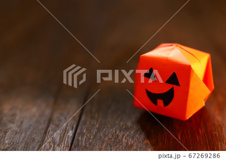 折り紙で作ったかわいいハロウィンのお化けカボチャの写真素材