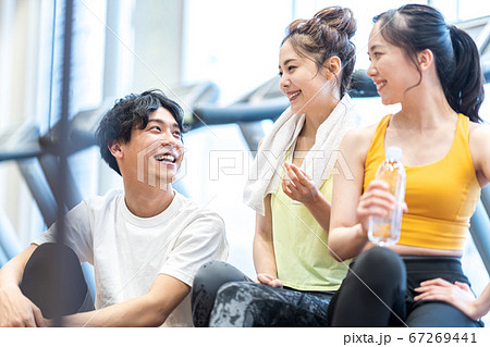 若い女性、ジム、休憩 67269441