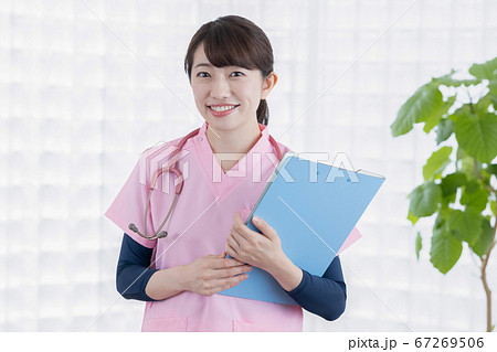 医療 カメラ目線で微笑む看護師のポートレート 医療 カメラ目線で微笑む看護師のポートレート 67269506