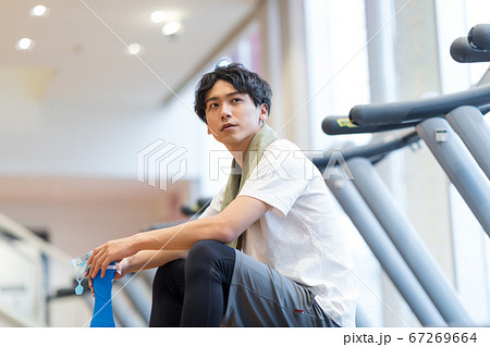 若い男性、ジム、休憩、水分補給 若い男性、ジム、休憩、水分補給 67269664