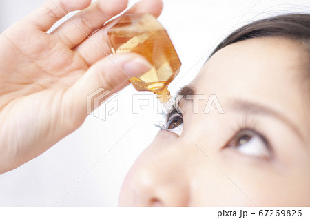 目薬をさす女性 67269826