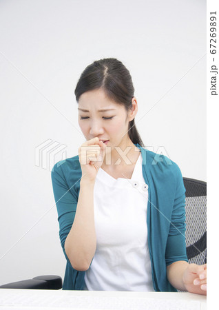 咳をするOL 67269891