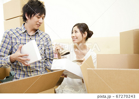 引越し作業をする夫婦 引越し作業をする夫婦 67270243
