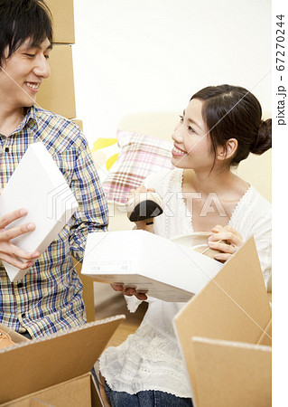 引越し作業をする夫婦 引越し作業をする夫婦 67270244