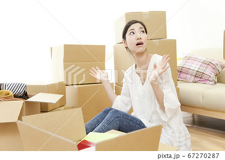 引越し作業に悩む女性 引越し作業に悩む女性 67270287