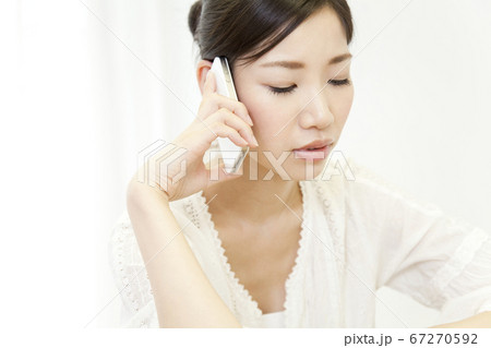 電話する女性 電話する女性 67270592