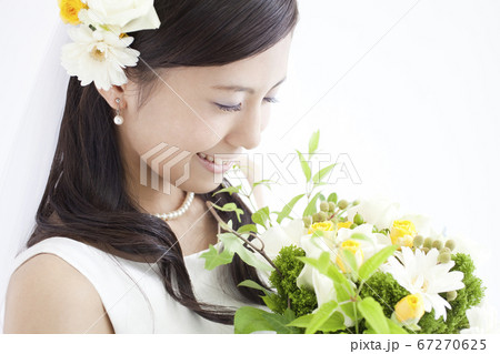 ブーケを持つ花嫁 ブーケを持つ花嫁 67270625
