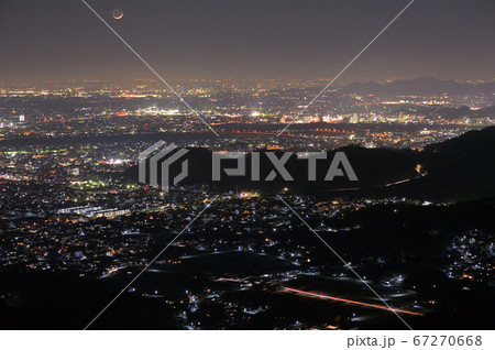 大小山から見る足利市、太田市方面の関東平野の夜景と三日月 大小山から見る足利市、太田市方面の関東平野の夜景と三日月 67270668