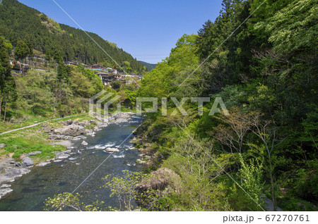 新緑の御岳渓谷 多摩川に架かる吊り橋 杣の小橋から下流側の風景 新緑の御岳渓谷 多摩川に架かる吊り橋 杣の小橋から下流側の風景 67270761