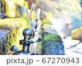 苔生える水飲み場 67270943