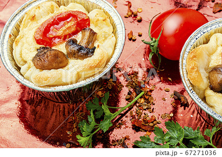 Tart with mushrooms 67271036