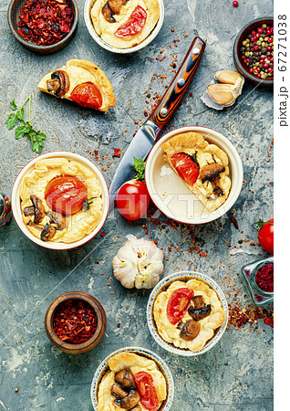 Tart with tomato and mushrooms Tart with tomato and mushrooms 67271038