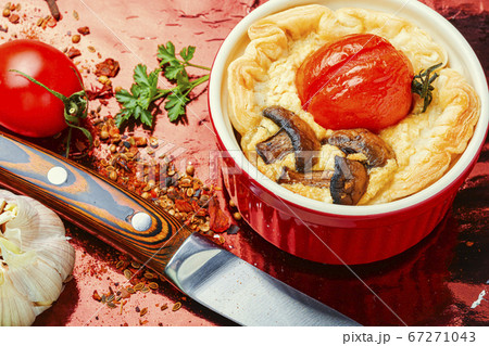 Tart with tomato and mushrooms Tart with tomato and mushrooms 67271043