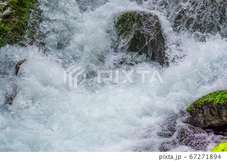 新緑の清流の水飛沫 蓼科大滝 【長野県】 新緑の清流の水飛沫 蓼科大滝 【長野県】 67271894
